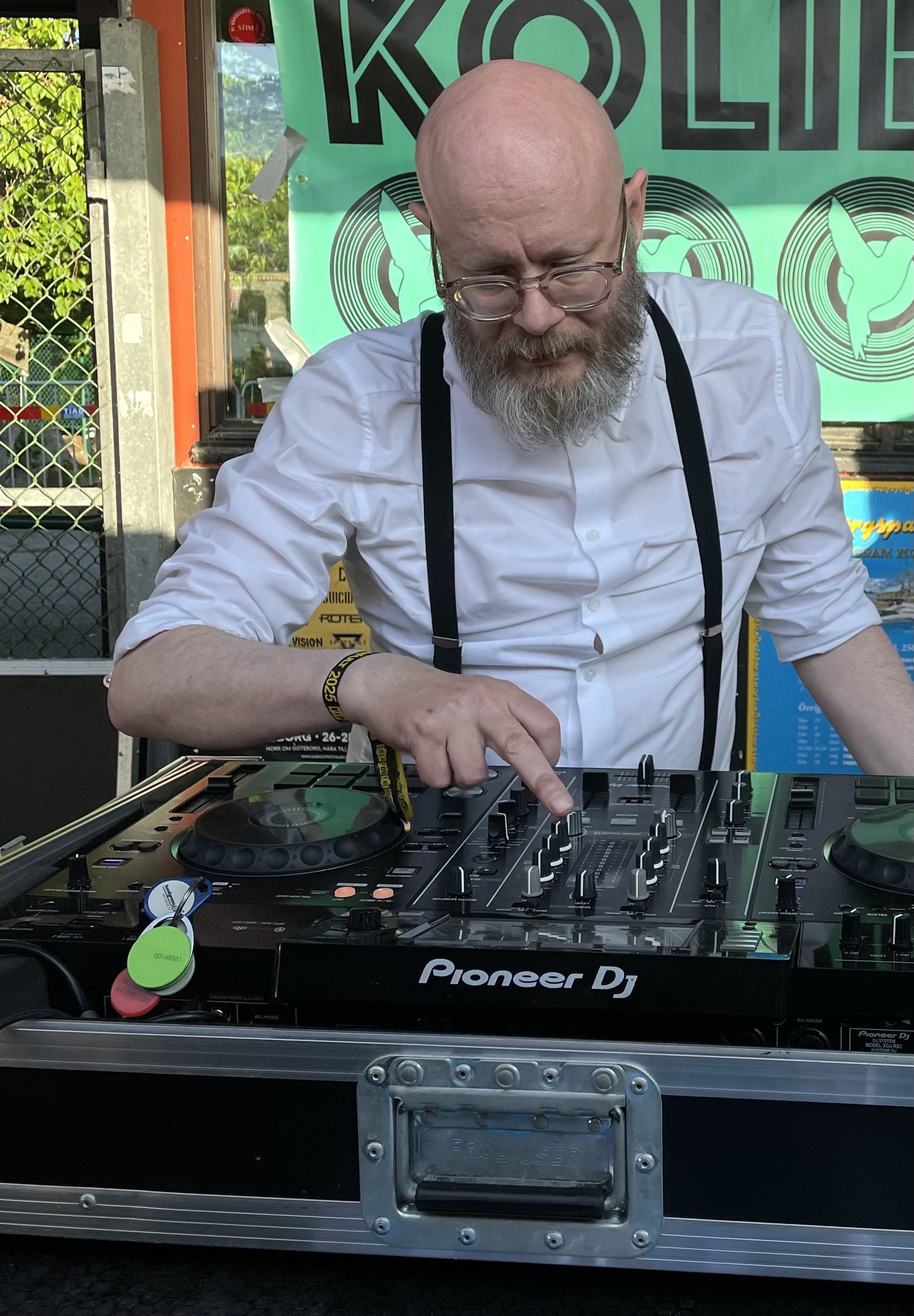 Jonatan DJing at Kolibri